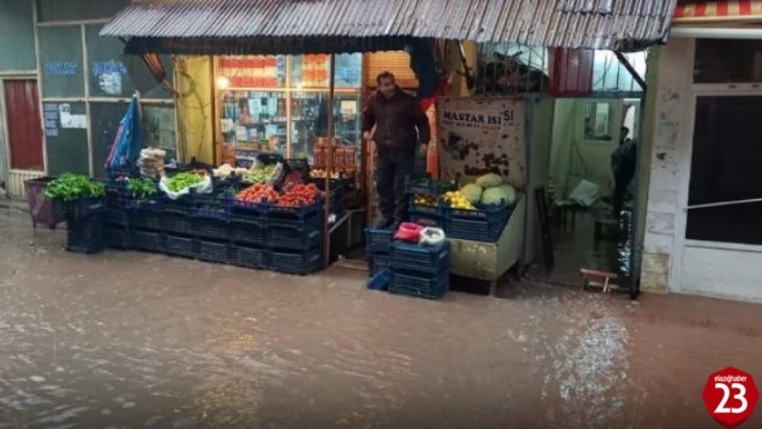 Elazığ'da Sağanak Sonrası İş Yerlerini Su Bastı, Yollar Zarar Gördü