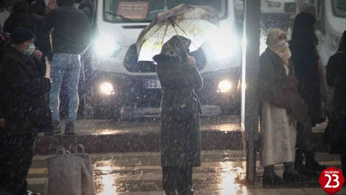 Elazığ'da Gündüz Adeta Gece Oldu Ardından Sağanak Yağış Etkili Oldu