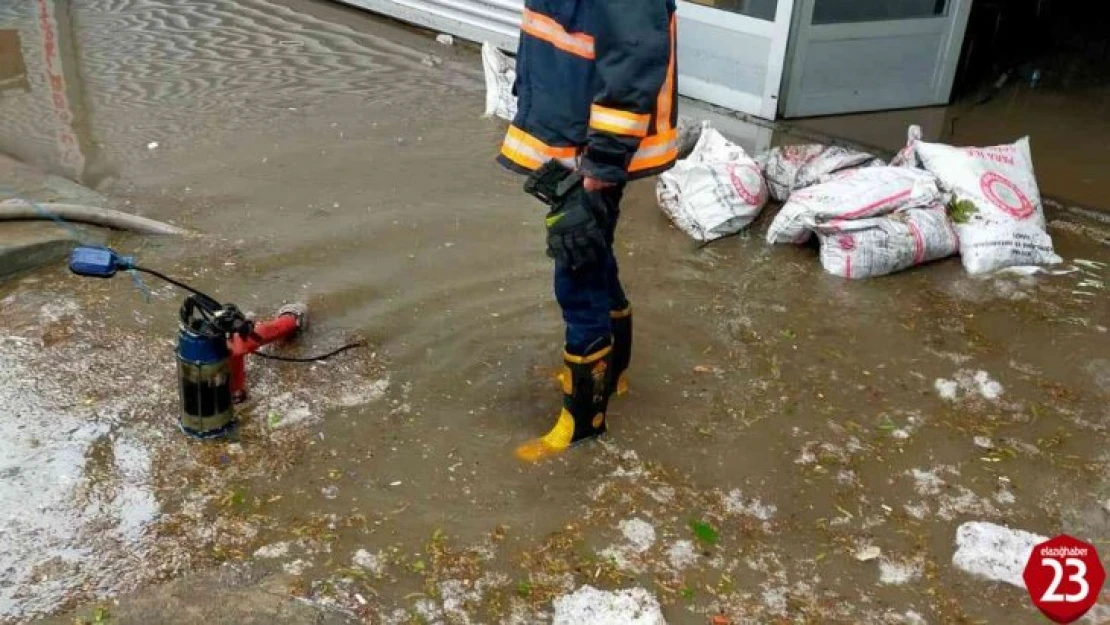 Elazığ'da Sağanak Yağış Sonrası İş Yerlerini Su Bastı