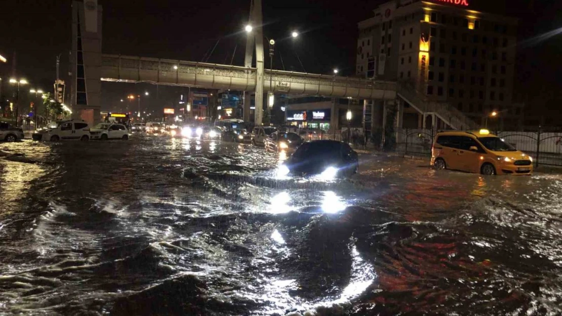 Elazığ'da Sağanak Yağışta Yolda Kalan Araçları İtfaiye Kurtardı