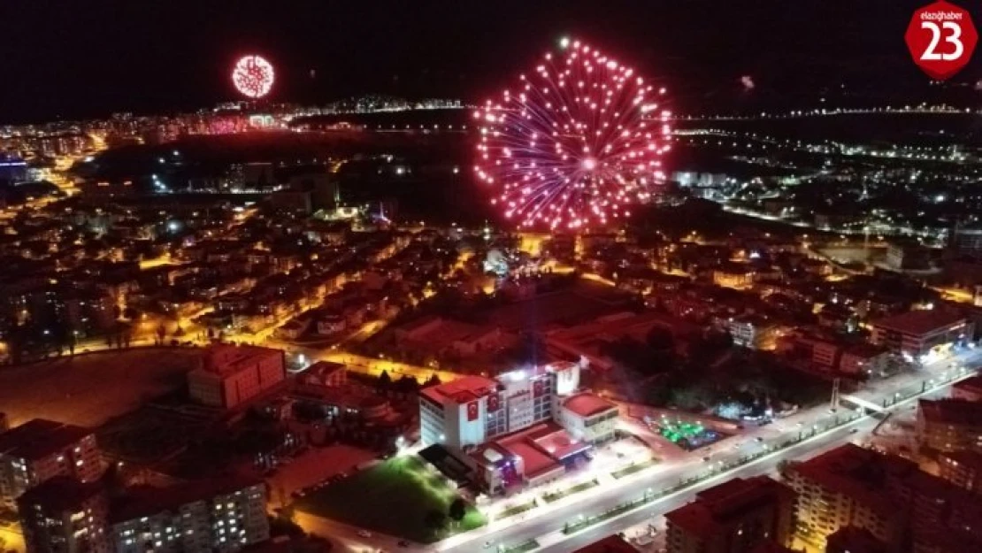 Elazığ'da sağlıkçılara havai fişekli moral