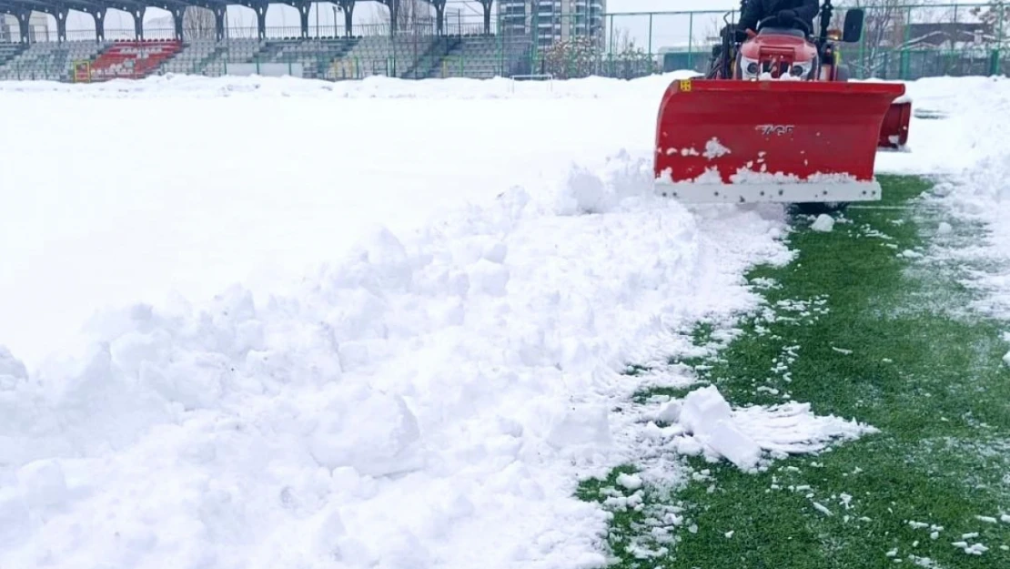 Elazığ'da Sahalar Kar Altında Kalmadı: Stadyum ve Amatör Sahalarda Temizlik Tamamlandı