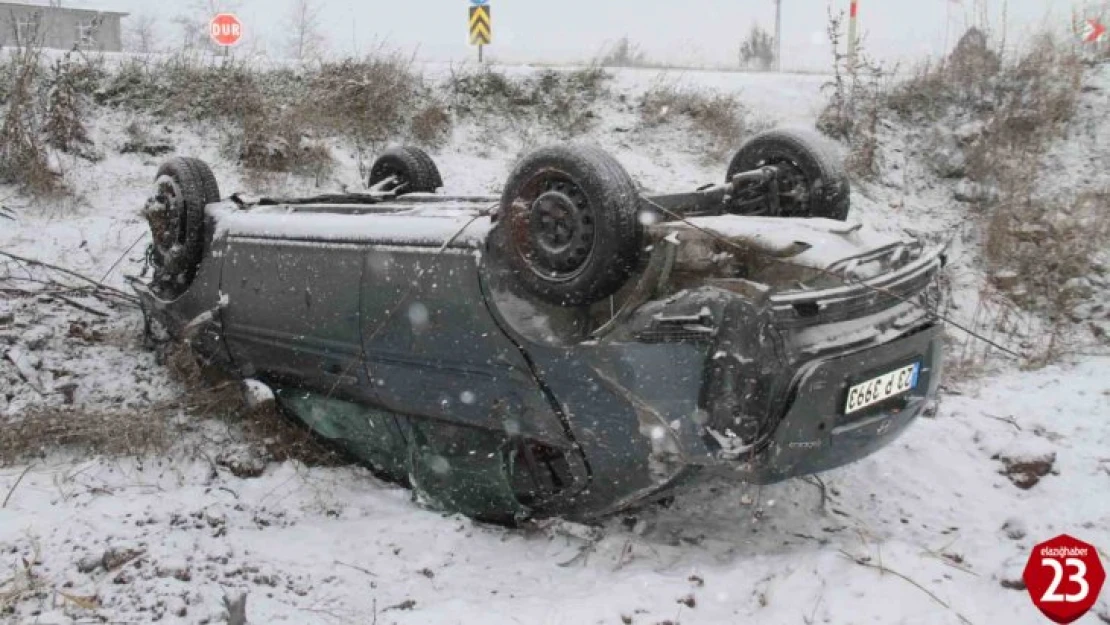 Elazığ'da şarampole yuvarlanan otomobil ters döndü: 4 yaralı