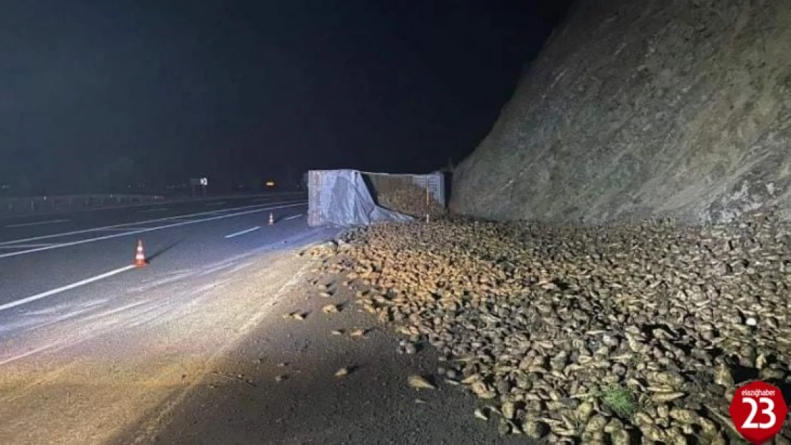 Elazığ'da Şeker Pancarı Yüklü Tır Devrildi, 1 Yaralı