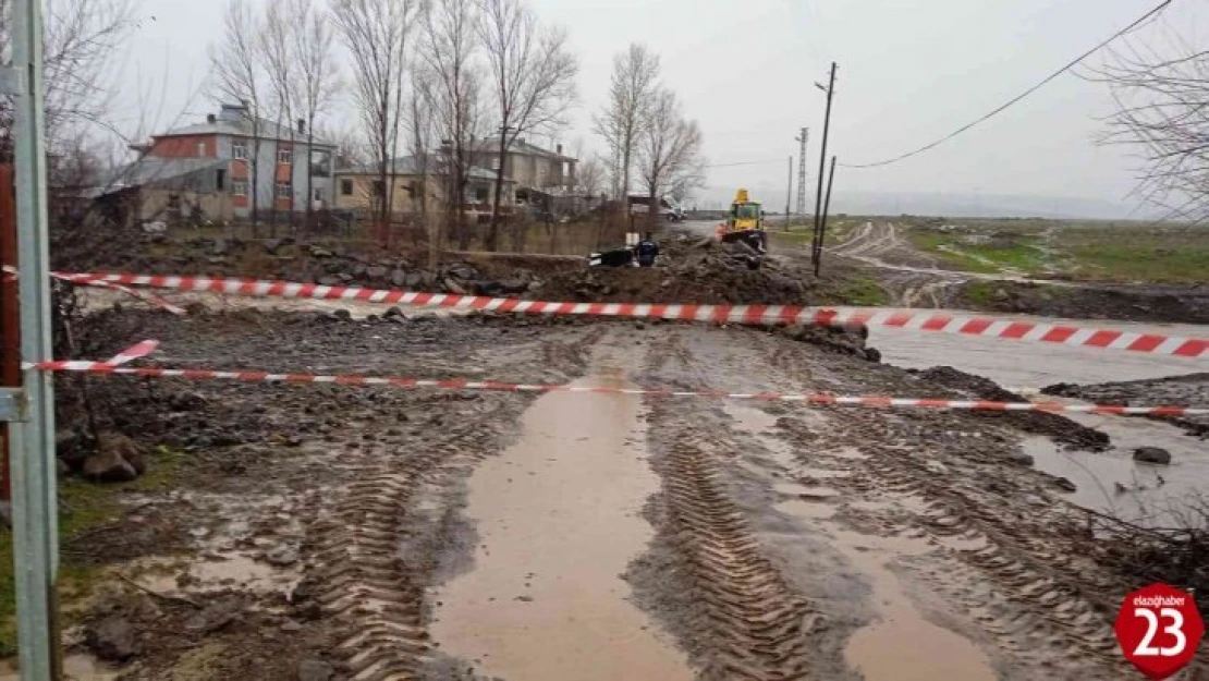 Elazığ'da sel suları altında kalan köprü ulaşıma kapatıldı