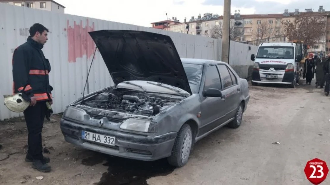 Elazığ'da seyir halindeki araç alev aldı, diğer sürücüler müdahale etti