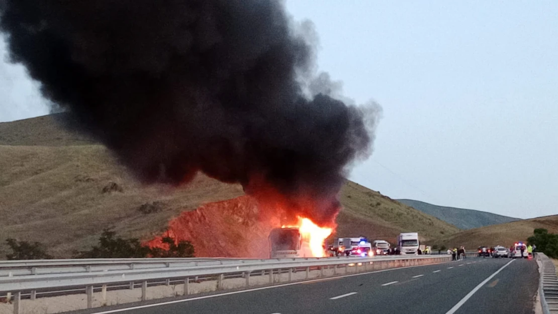 Elazığ'da Seyir Halindeyken Alev Alan Yolcu Otobüsü Tamamen Yandı