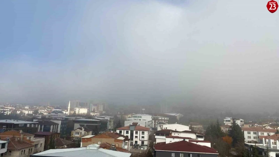 Elazığ'da Yoğun Sis Görüş Mesafesini 10 Metreye Kadar Düşürdü