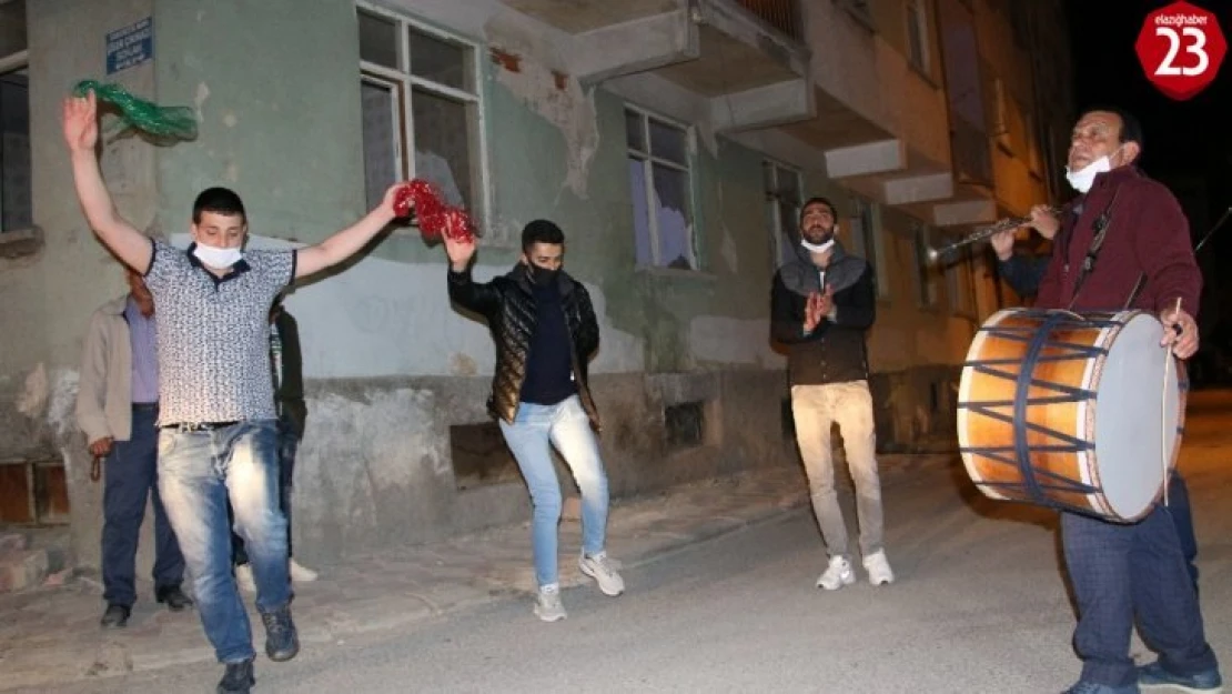 Elazığ'da sosyal mesafeli 'sahur halayı' renkli görüntüler oluşturdu