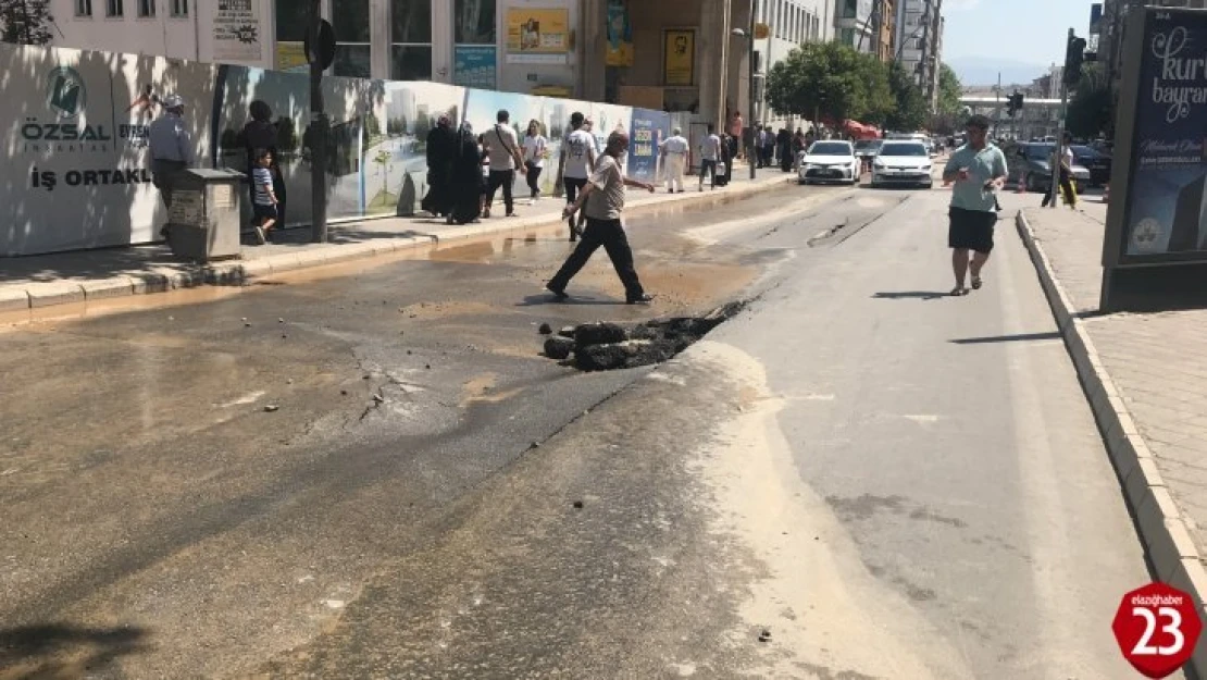 Elazığ'da Su Borusunun Patlaması Nedeni İle Yol Çöktü