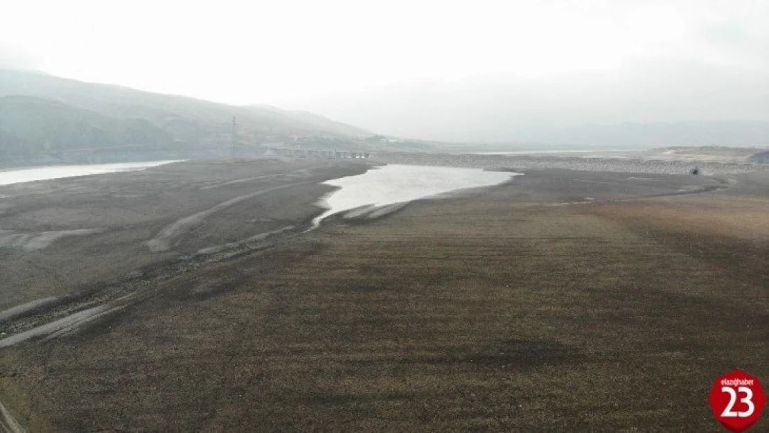 Elazığ'da sular çekildi, barajı besleyen koca nehir dereye döndü