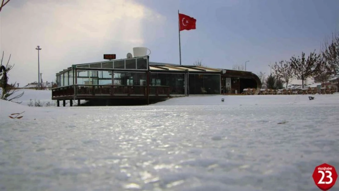 Elazığ'da Süs Havuzları Dondu, Ortaya Kartpostallık Görüntüler Çıktı