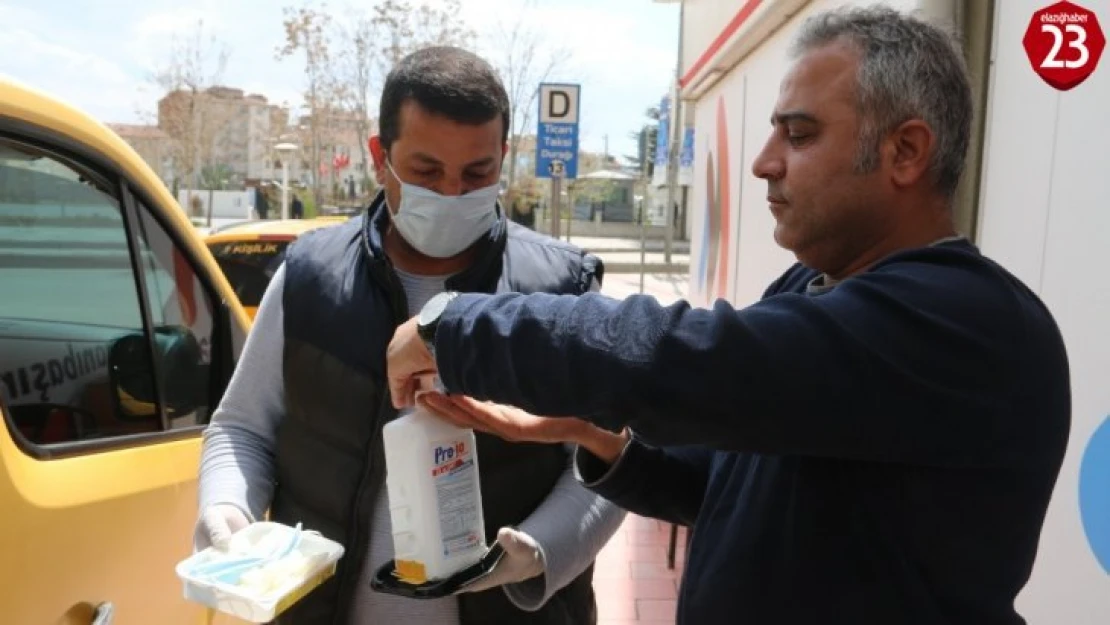 Elazığ'da taksici önlemini ücretsiz maske ve eldivenle aldı