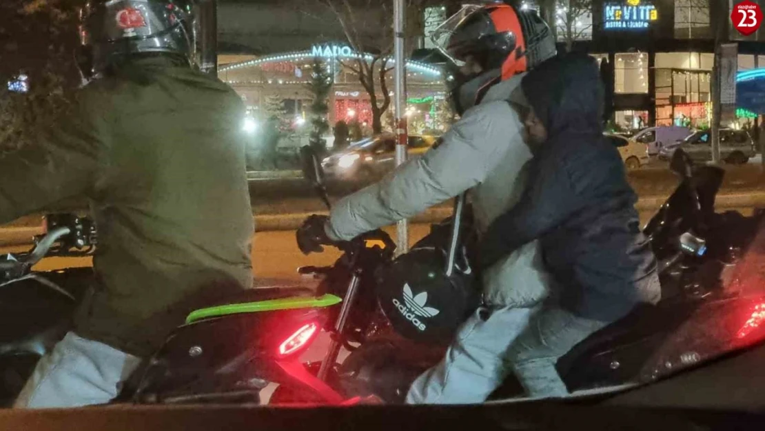 Elazığ'da tehlikeli motosiklet yolculuğu