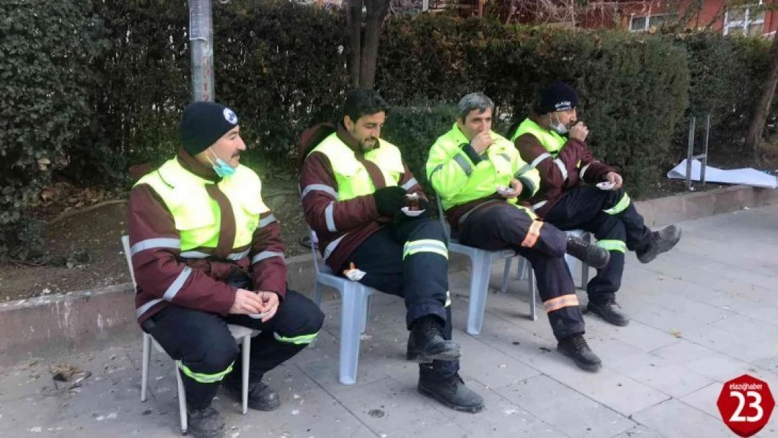 Elazığ'da temizlik görevlileri oturdu, öğrenciler caddeleri temizledi