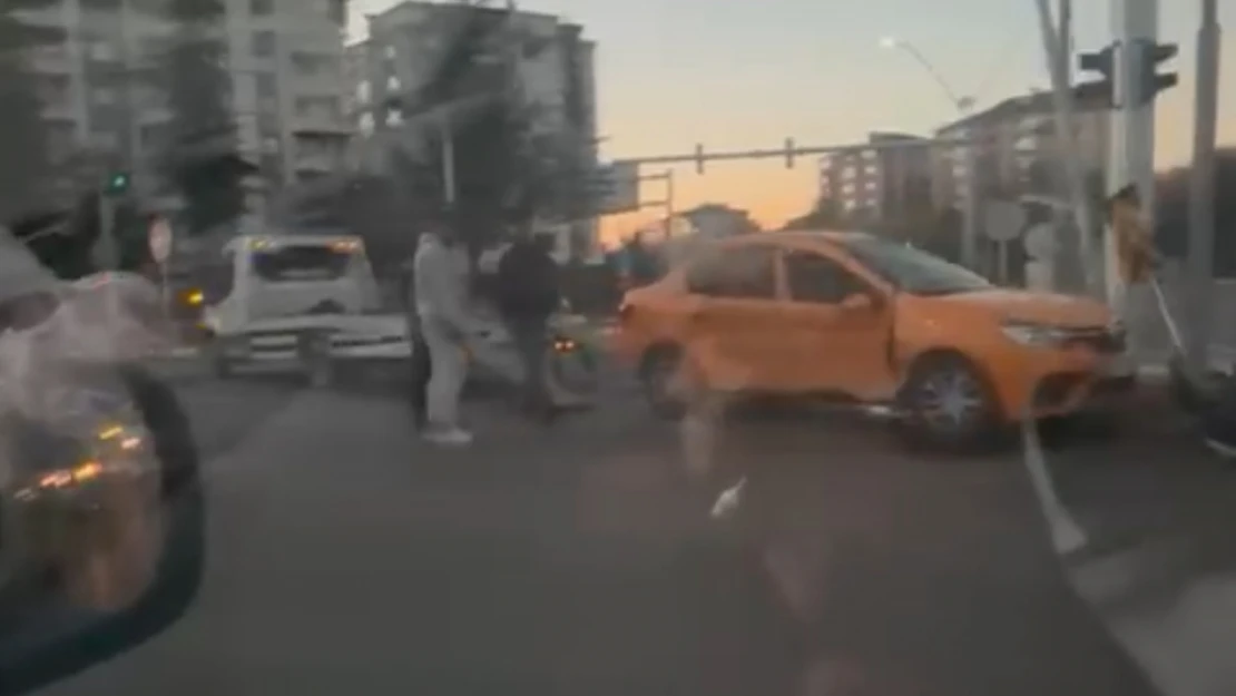 Elazığ'da Ticari Taksi ile Otomobil Çarpıştı: 2 Yaralı