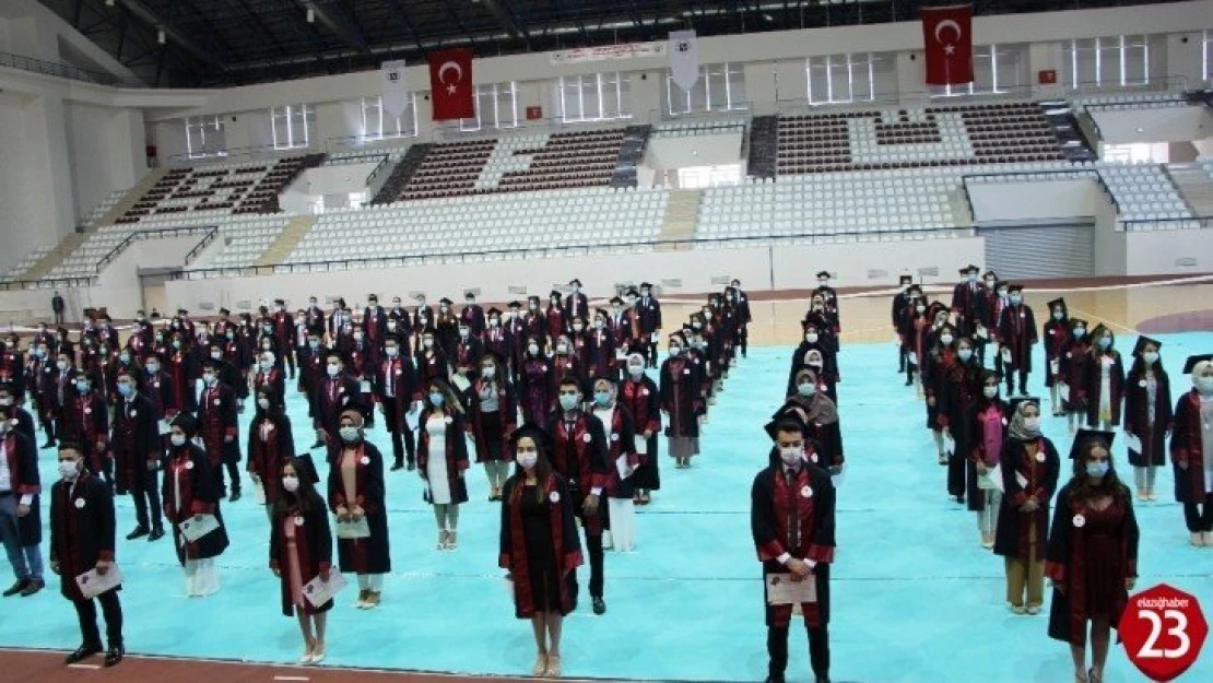 Elazığ'da Tıp Fakültesi öğrencilerinin maskeli ve sosyal mesafeli yemin töreni