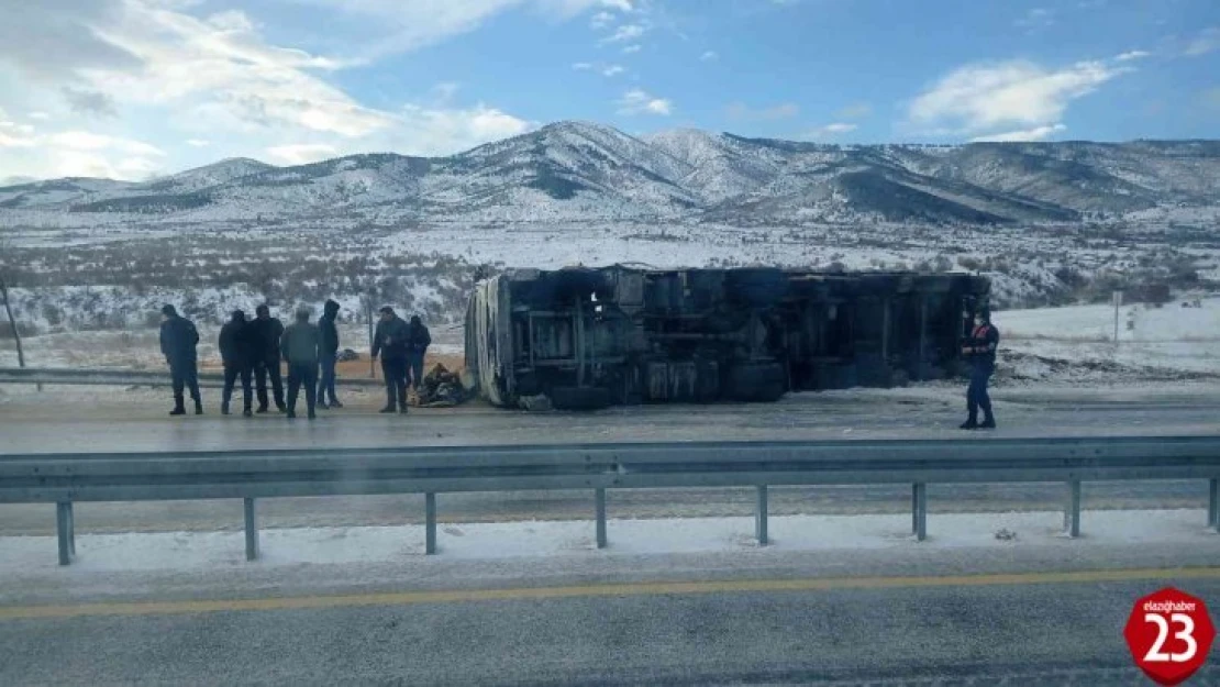 Elazığ'da tır devrildi: 2 yaralı