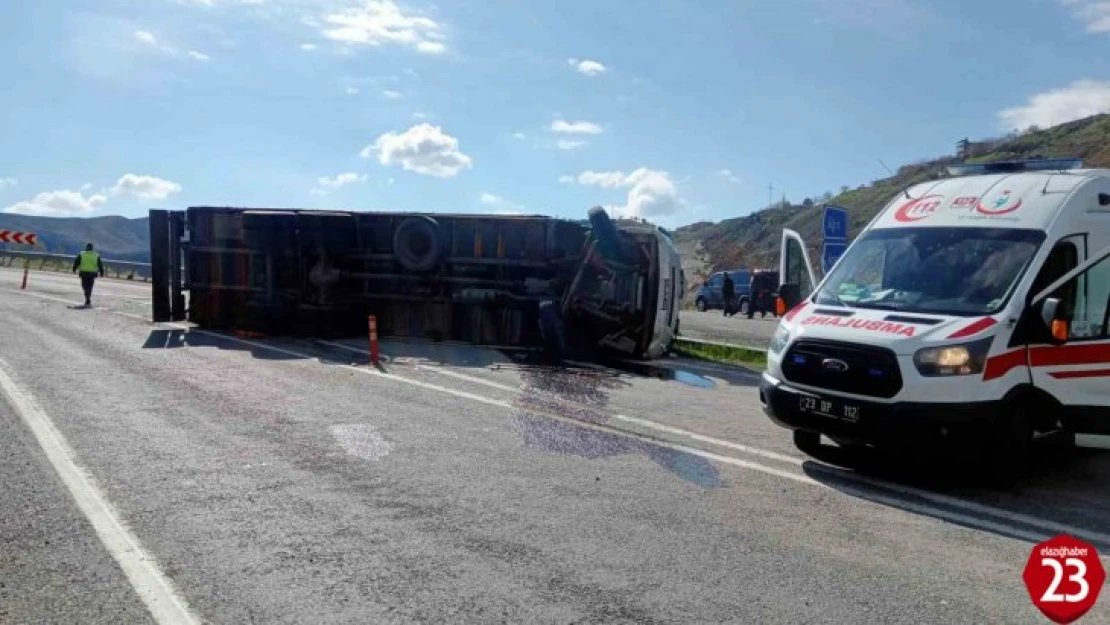 Elazığ'da tır devrildi: 2 yaralı