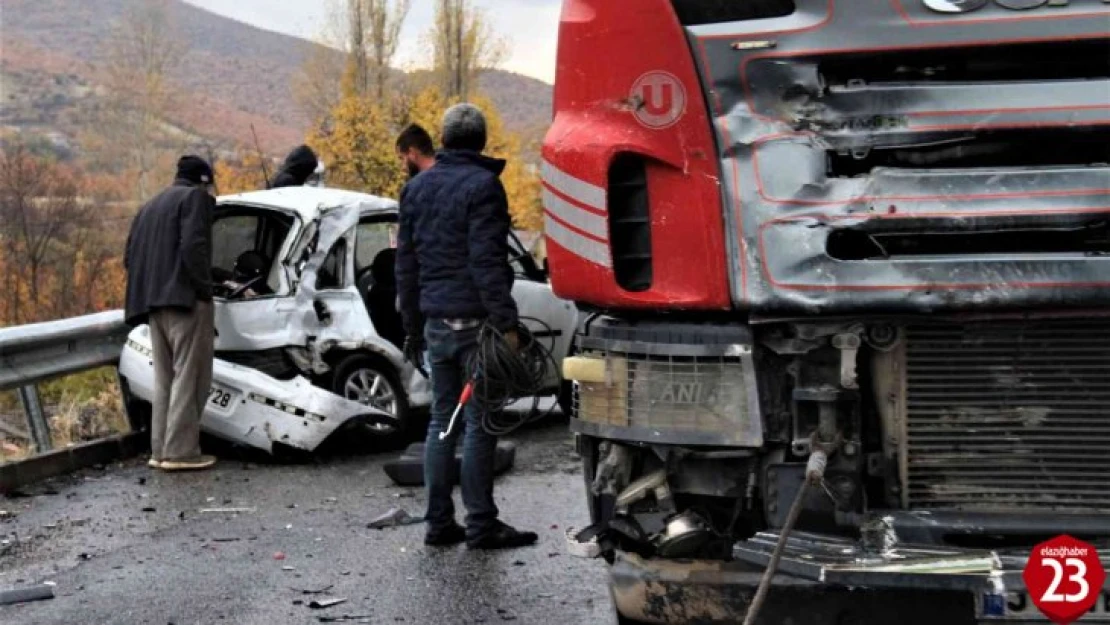 Elazığ'da tır ile otomobilin çarpıştığı kazada ölü sayısı 2'ye yükseldi