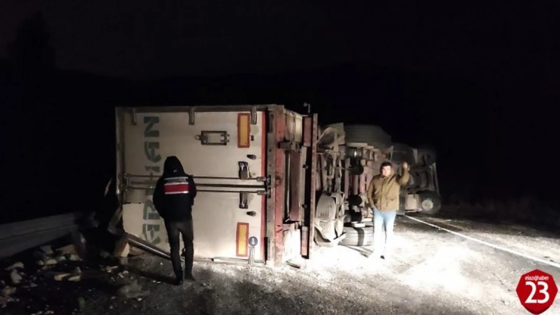 Elazığ Diyarbakır Yolunda Tır Yan Yattı, 1 Yaralı