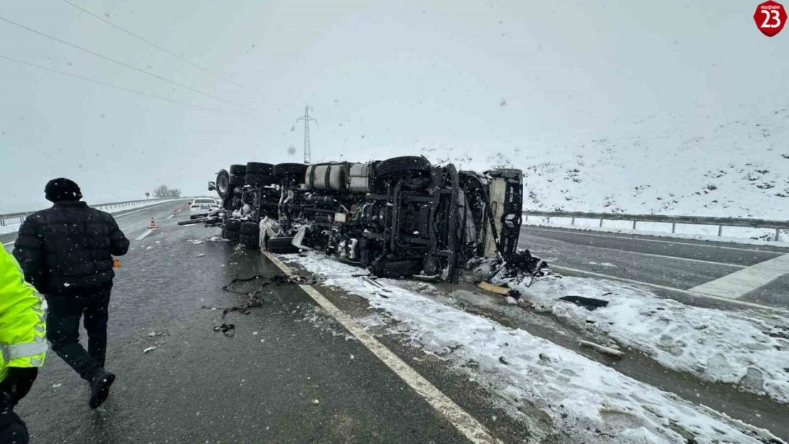 Elazığ'da Tır Kazası! Direksiyon Hakimiyetini Kaybeden Sürücü Yaralandı