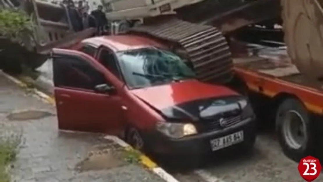 Alacakaya'da Tırın Üstündeki İş Makinesi Aracın Üstüne Düştü