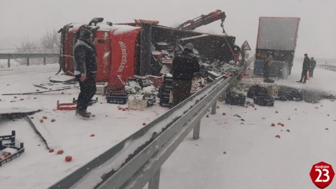 Elazığ'da tırlar çarpıştı, sebze ve meyveler yola saçıldı:3 yaralı