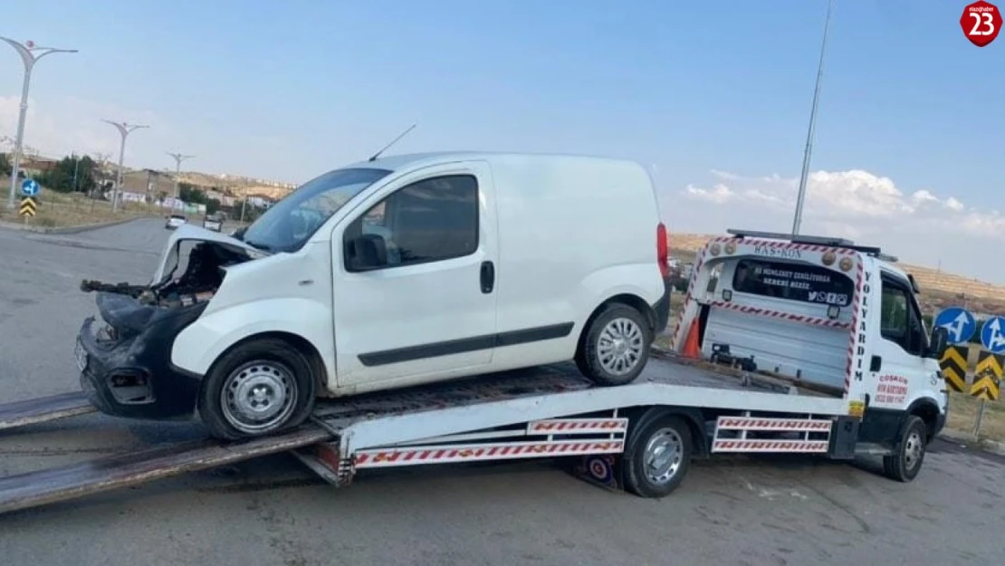 Elazığ'da trafik kazası: minibüs yan yattı 2 kişi yaralandı