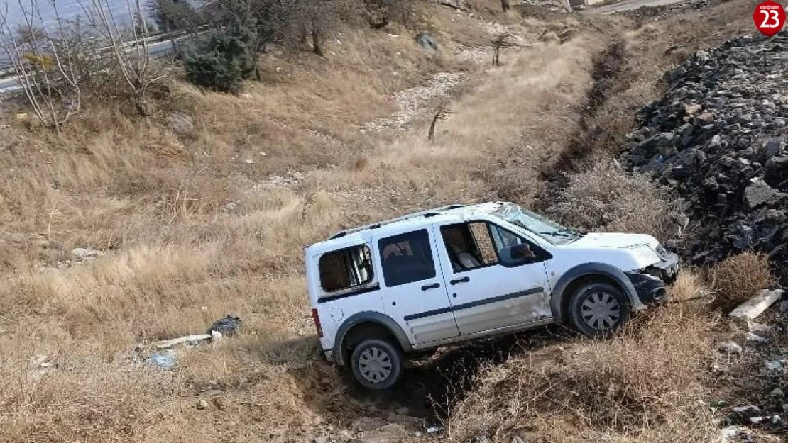 Elazığ'da Hafif Ticari Araç Şarampole Yuvarlandı: 2 Yaralı