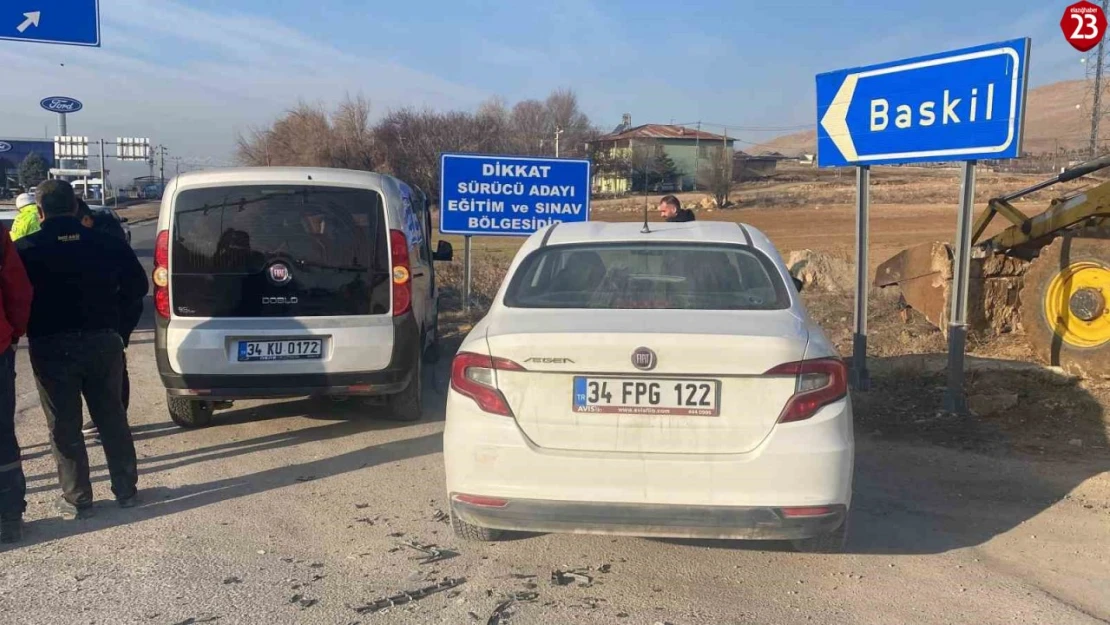 Elazığ'da Trafik Kazası: Otomobil ile Ticari Araç Çarpıştı, 2 Yaralı