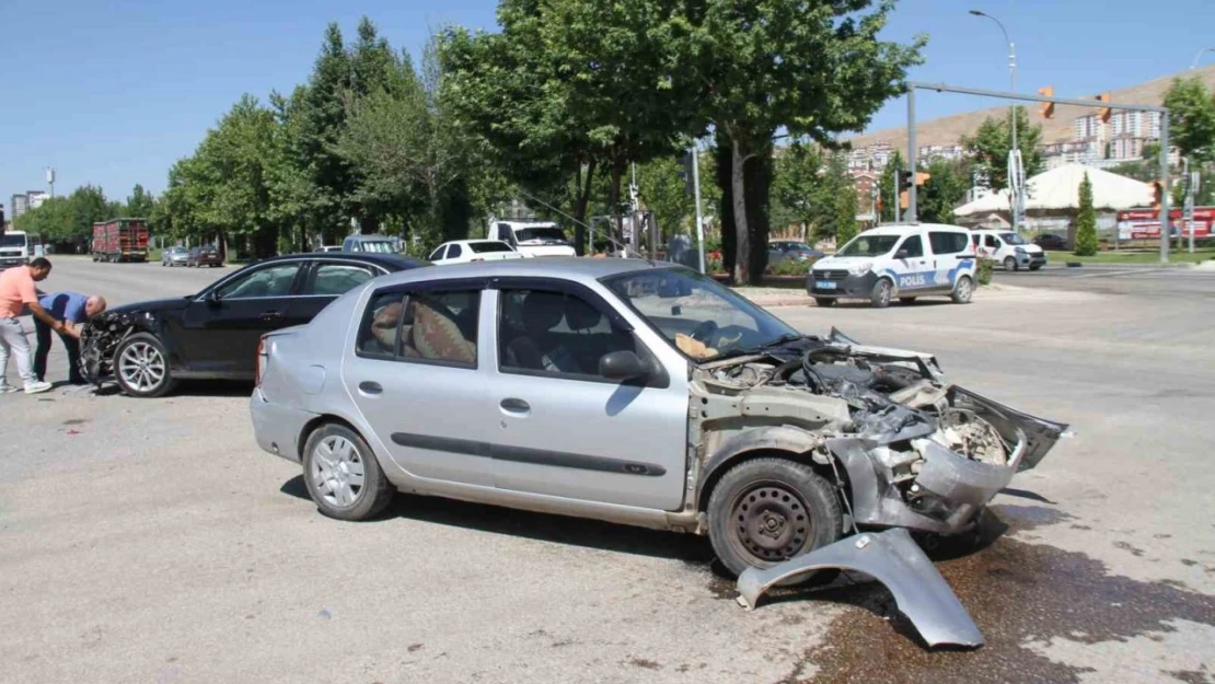 Elazığ'da trafik kazası: 3 yaralı