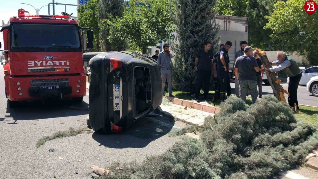 Malatya Caddesi'nde Otomobil Refüje Çıktı, 3 Kişi Yaralandı