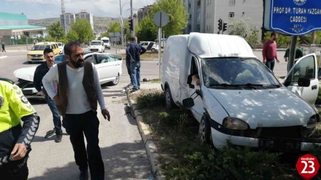 Elazığ'da trafik kazası: 4 yaralı