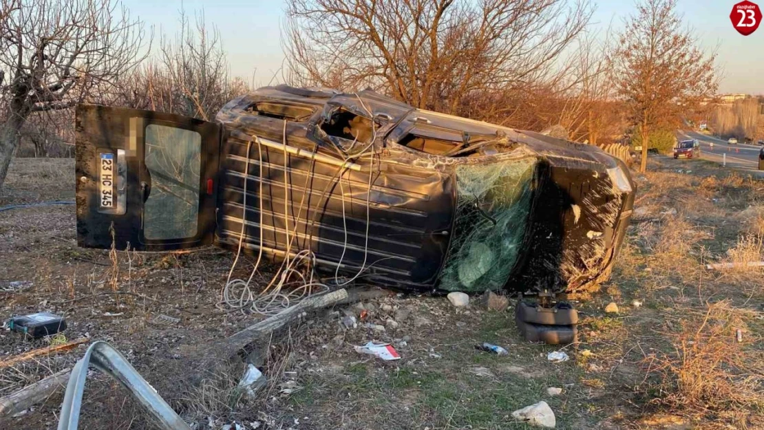 Elazığ'da Hafif Ticari Araç Şarampole Devrildi: 5 Yaralı