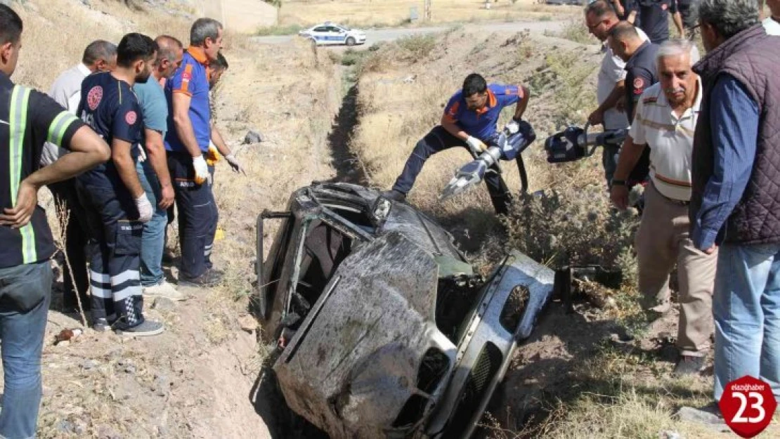 Elazığ'da trafik kazası: Ekipler sıkışan yaralı için seferber oldu