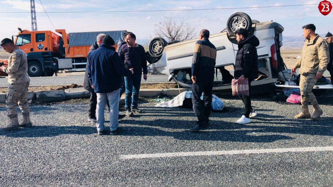 Elazığ'da Trafik Kazası: Hafif Ticari Araç Takla Attı, 1'i Ağır 4 Yaralı