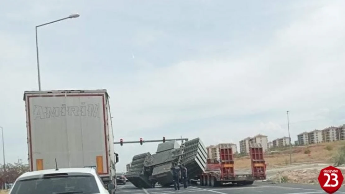 Elazığ'da trafo yüklü tır yan yattı