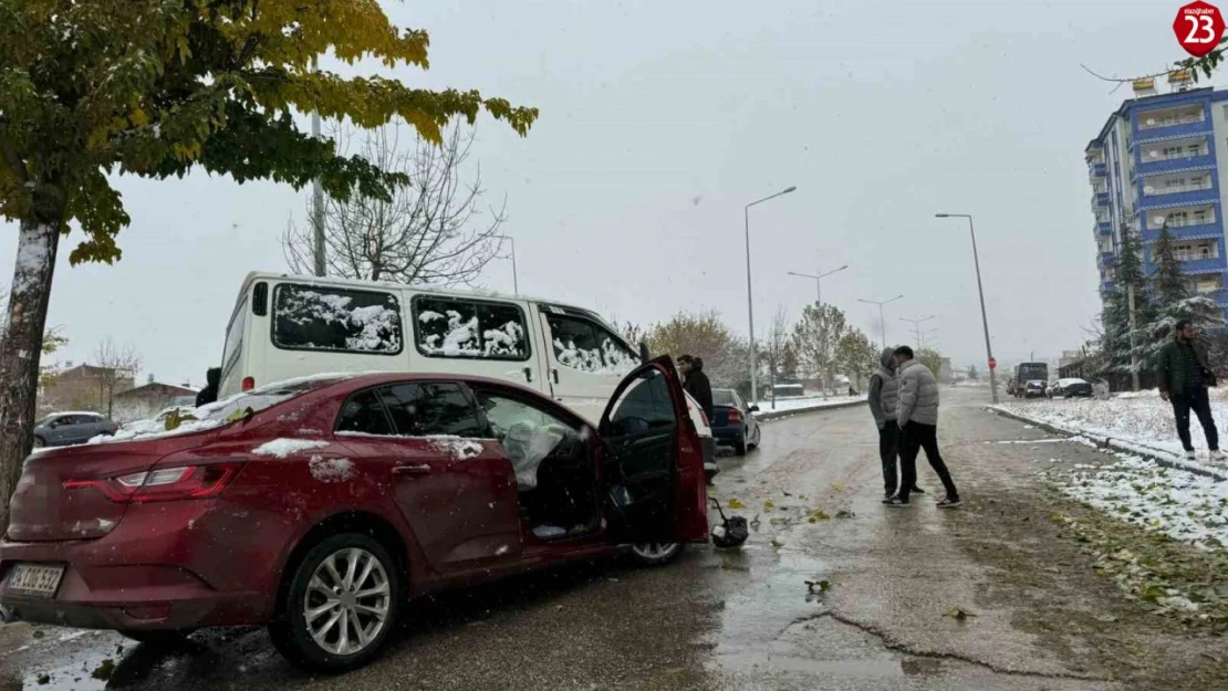 Elazığ'da transit ile otomobil çarpıştı: 3 yaralı