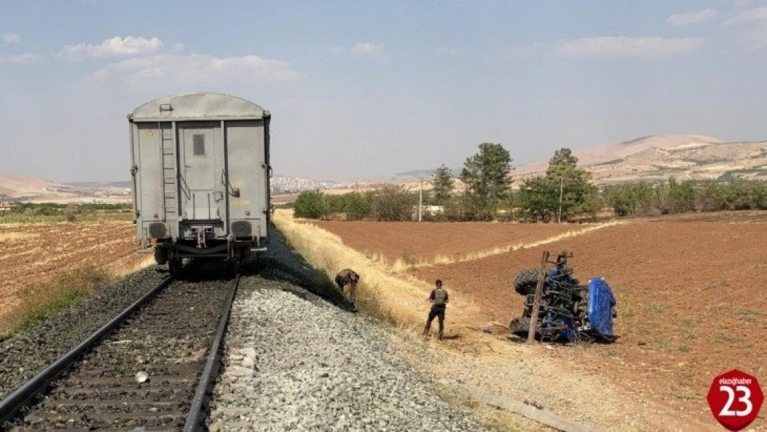 Elazığ'da tren kazası, traktör ikiye bölündü