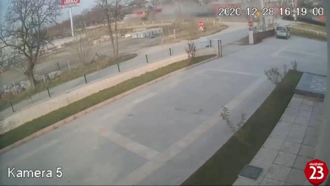Elazığ'da trenin tıra çarptığı kaza kamerada