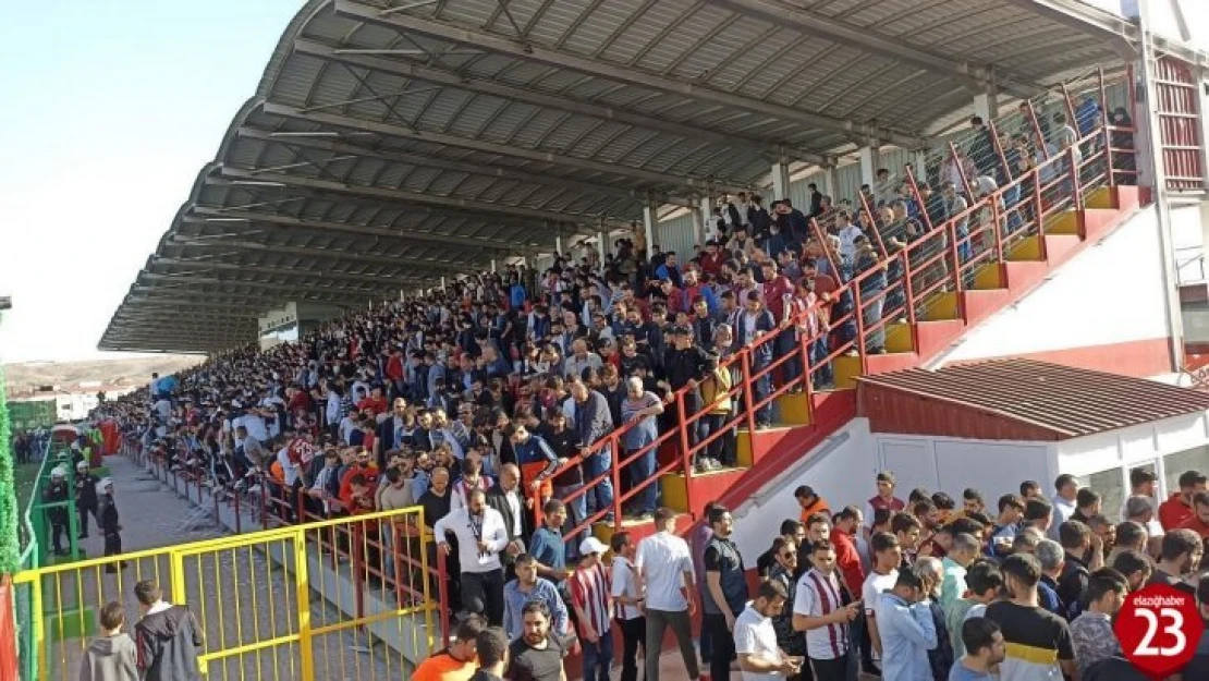 Elazığ'da tribünler, çatılar doldu taştı