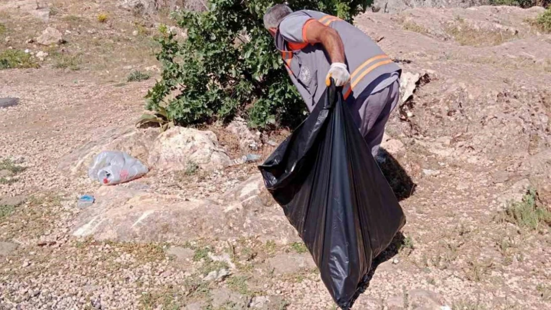 Elazığ'da turizm bölgesine atılan çöpler ekipler tarafından toplandı