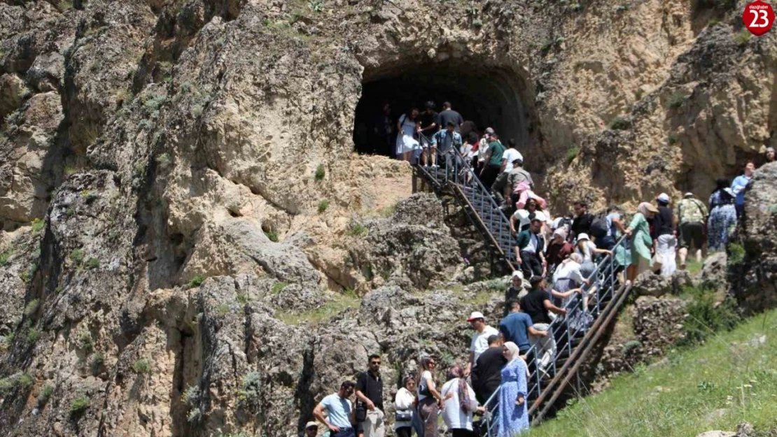 Fırat Üniversitesi'nin 50. Yılına Özel Palu Gezisi: 500 Öğrenci Tarihle Buluştu
