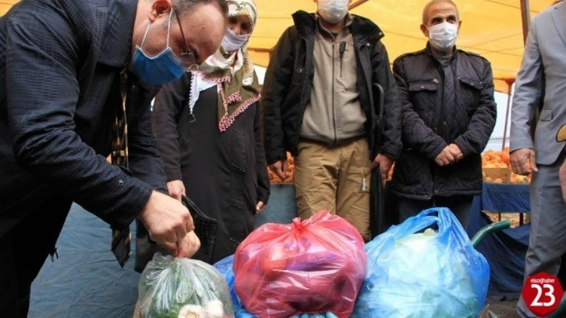 Elazığ'da vali pazara gitti, gülümseten diyaloglar yaşandı