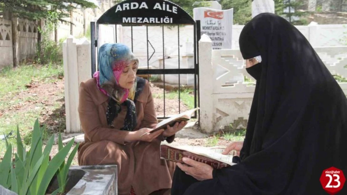 Elazığ'da vatandaşlar  mezarlıklara akın etti