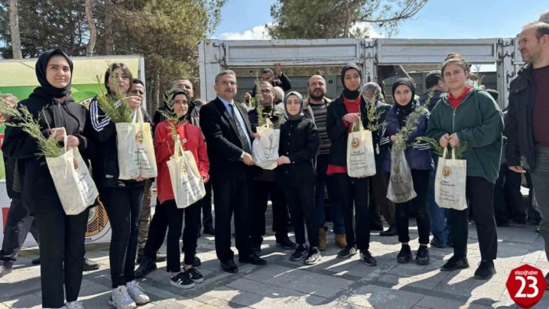 Elazığ'da Vatandaşlara 6 Bin Adet Ücretsiz Fidan Dağıtıldı