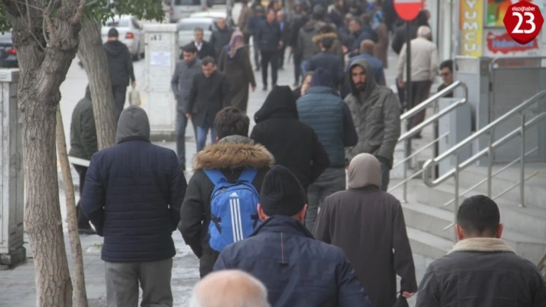 Elazığ'da vatandaşların sokakta yoğunluğu dikkat çekti