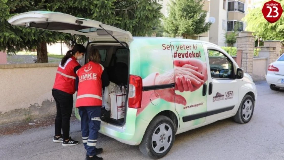 Elazığ'da Vefa ekibi badem şekeri ve ışkınla gönüllere dokundu