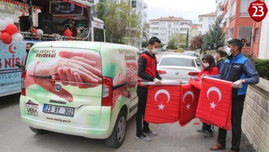 Elazığ'da Vefa ekipleri, çocuklara bayrak dağıttı